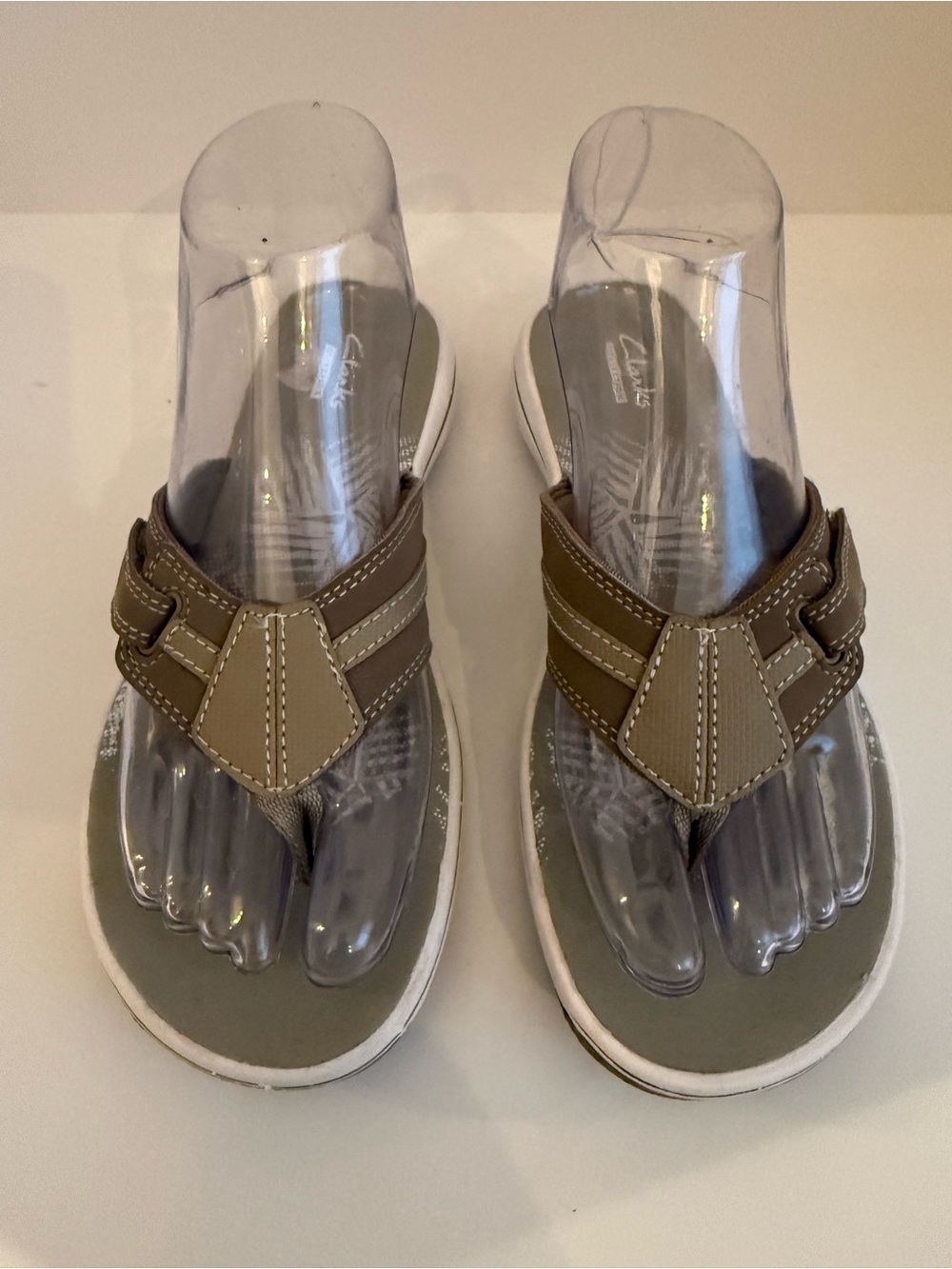 Clarks Collection Women’s Size 6 Adjustable Comfort Flip Flop Sandals Taupe
